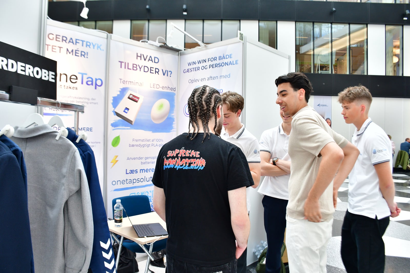 OneTap-holdet i samtale med de to fra VerifyID ved stand 26 i Industriens Hus